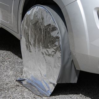 Wheel protection cover with sun reflection, twin axle